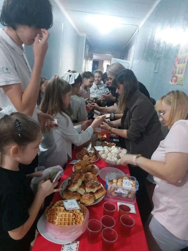В ГБОУ "ЛИЦЕЙ "СПЕКТР" Г.О.ТОРЕЗ" прошла благотворительная ярмарка В ГБОУ "ЛИЦЕЙ "СПЕКТР" Г.О.ТОРЕЗ" прошла благотворительная ярмарка