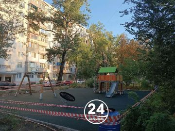Во дворах на 16-м микрорайоне в Мариуполе обустраивают детские площадки и укладывают асфальт