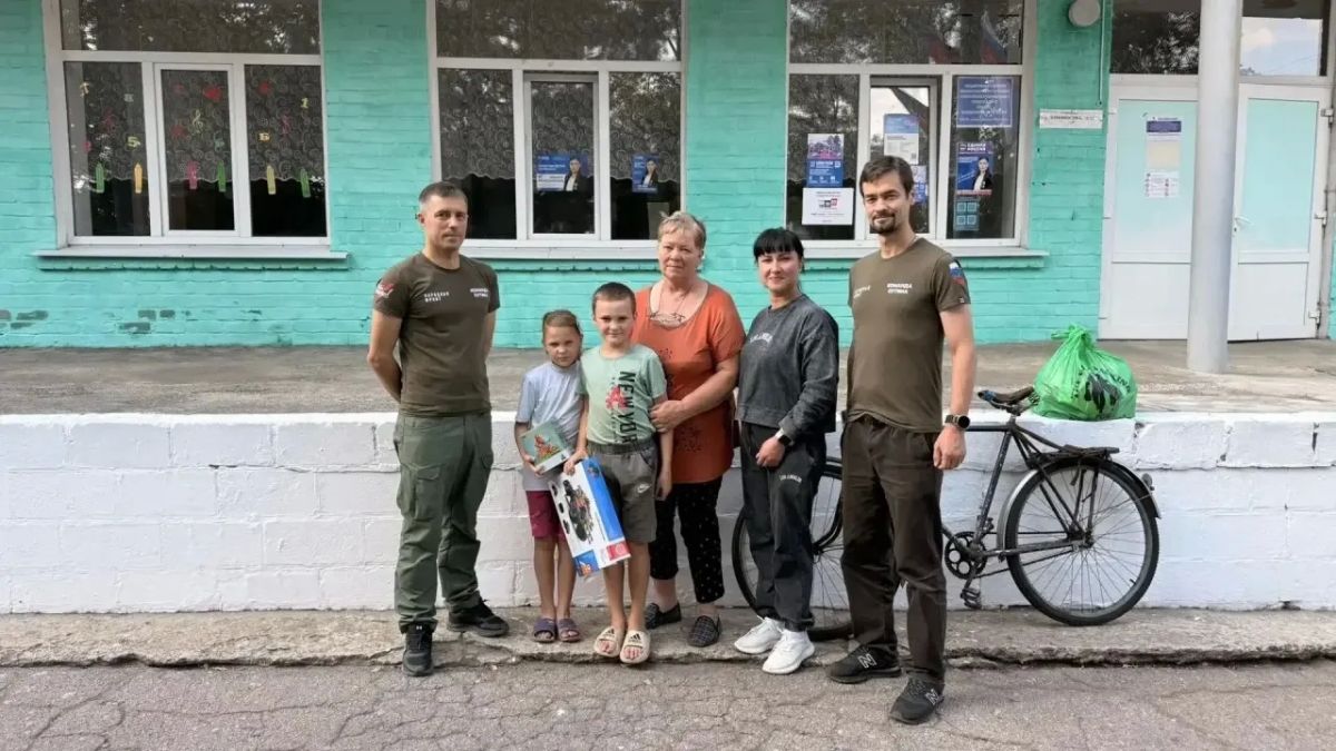 Помощник депутата Московской городской Думы Антон Поплавский, заместитель главы муниципального образования Юлия Михайленко и участник Народного фронта Антон Красильников откликнулись на просьбу о помощи семье, оказавшейся в...