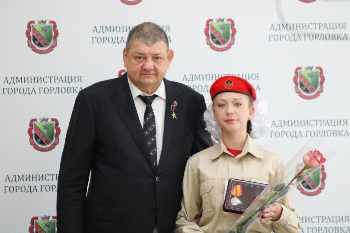 Иван Приходько: Сегодня вручил заслуженные награды юнармейцам Горловки – ребятам, для которых слова «долг», «честь» и «служение» – не пустой звук и не строчки из учебника, а жизненные ориентиры, подтверждённые реальными... Иван Приходько: Сегодня вручил заслуженные награды юнармейцам Горловки – ребятам, для которых слова «долг», «честь» и «служение» – не пустой звук и не строчки из учебника, а жизненные ориентиры, подтверждённые реальными...