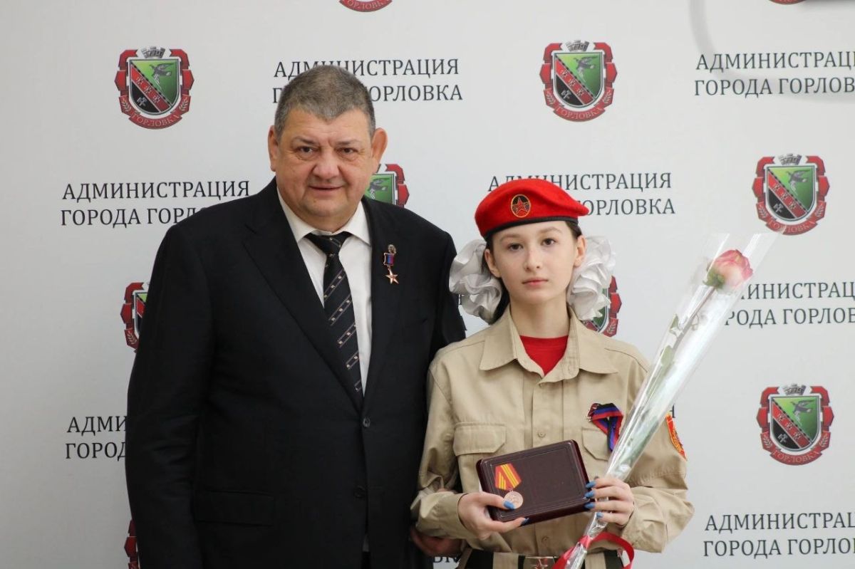Иван Приходько: Сегодня вручил заслуженные награды юнармейцам Горловки – ребятам, для которых слова «долг», «честь» и «служение» – не пустой звук и не строчки из учебника, а жизненные ориентиры, подтверждённые реальными... Иван Приходько: Сегодня вручил заслуженные награды юнармейцам Горловки – ребятам, для которых слова «долг», «честь» и «служение» – не пустой звук и не строчки из учебника, а жизненные ориентиры, подтверждённые реальными...