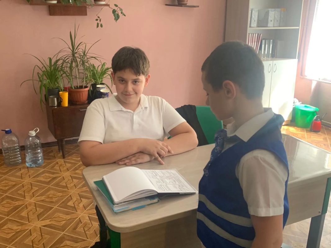 В рамках партийного проекта «Безопасные дороги» школьный отряд ЮИД «Автостоп» провёл важную профилактическую работу с учениками 1–5 классов В рамках партийного проекта «Безопасные дороги» школьный отряд ЮИД «Автостоп» провёл важную профилактическую работу с учениками 1–5 классов
