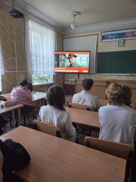 В школах Ждановки прошли занятия, посвященные Рихарду Зорге — выдающемуся советскому разведчику, чья деятельность стала образцом самоотверженного служения Родине