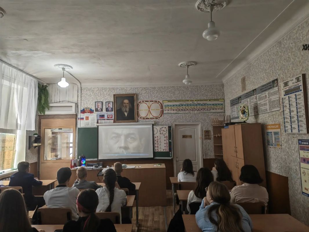 В школах Ждановки прошли занятия, посвященные Рихарду Зорге — выдающемуся советскому разведчику, чья деятельность стала образцом самоотверженного служения Родине В школах Ждановки прошли занятия, посвященные Рихарду Зорге — выдающемуся советскому разведчику, чья деятельность стала образцом самоотверженного служения Родине