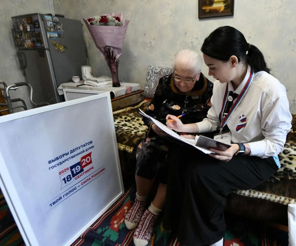 100-летняя жительница Донецка проголосовала на выборах в Госдуму 100-летняя жительница Донецка проголосовала на выборах в Госдуму