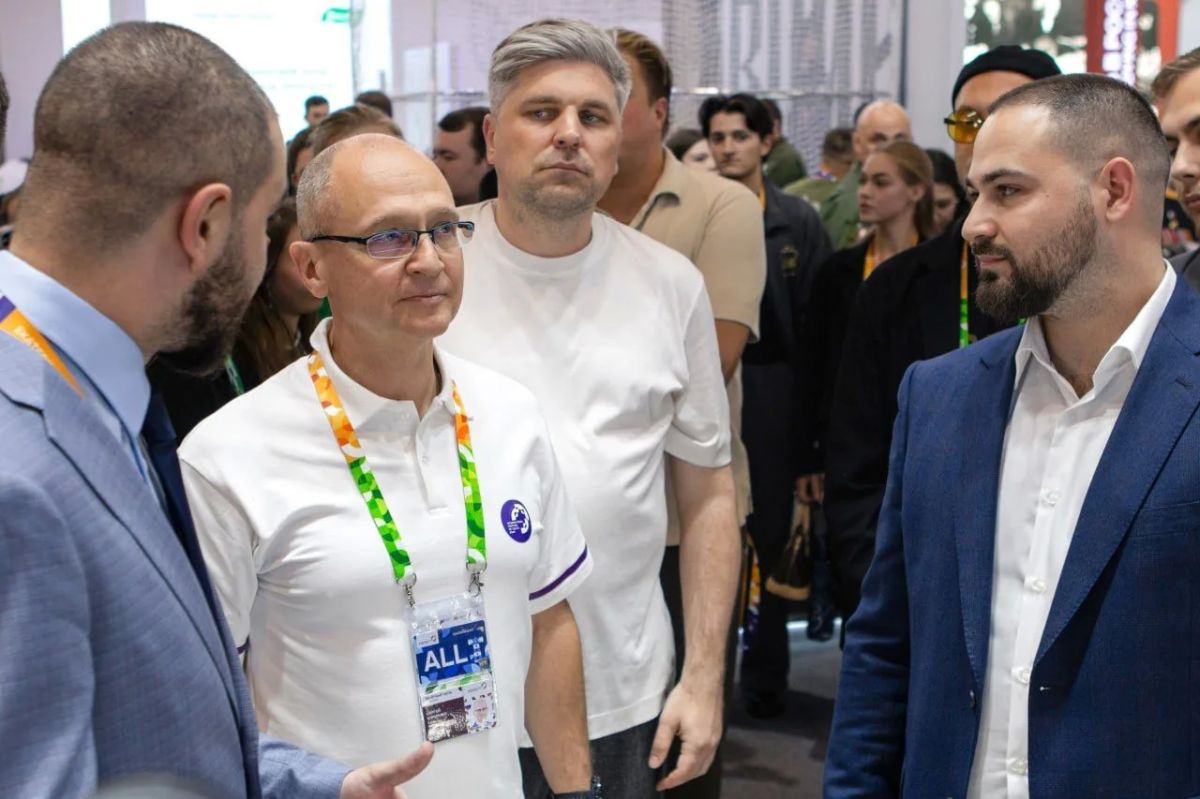 Сегодня стенд ДНР на Международном фестивале молодежи посетили Артём Жога и Сергей Кириенко Сегодня стенд ДНР на Международном фестивале молодежи посетили Артём Жога и Сергей Кириенко