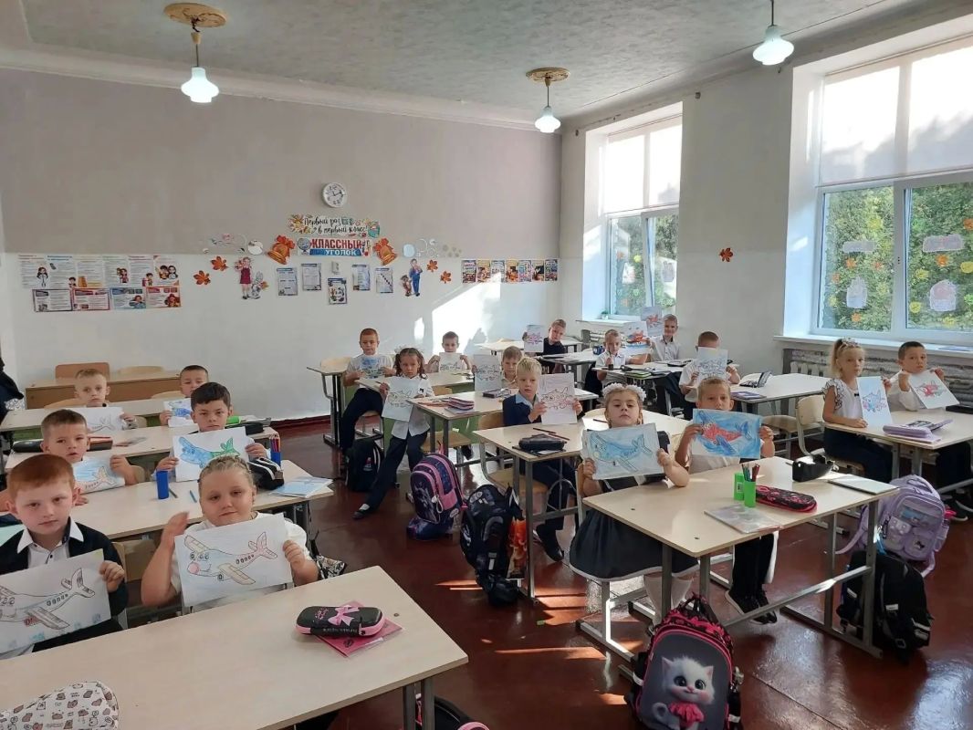 В школах Ждановки прошли мероприятия «Первым делом самолеты» в рамках внеурочной деятельности «Разговоры о важном» В школах Ждановки прошли мероприятия «Первым делом самолеты» в рамках внеурочной деятельности «Разговоры о важном»