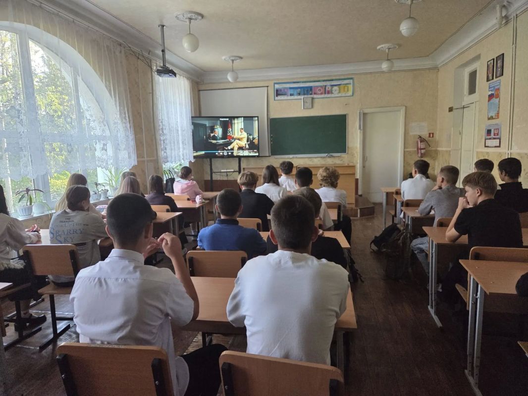 В школах Ждановки прошли занятия, посвященные Рихарду Зорге — выдающемуся советскому разведчику, чья деятельность стала образцом самоотверженного служения Родине В школах Ждановки прошли занятия, посвященные Рихарду Зорге — выдающемуся советскому разведчику, чья деятельность стала образцом самоотверженного служения Родине