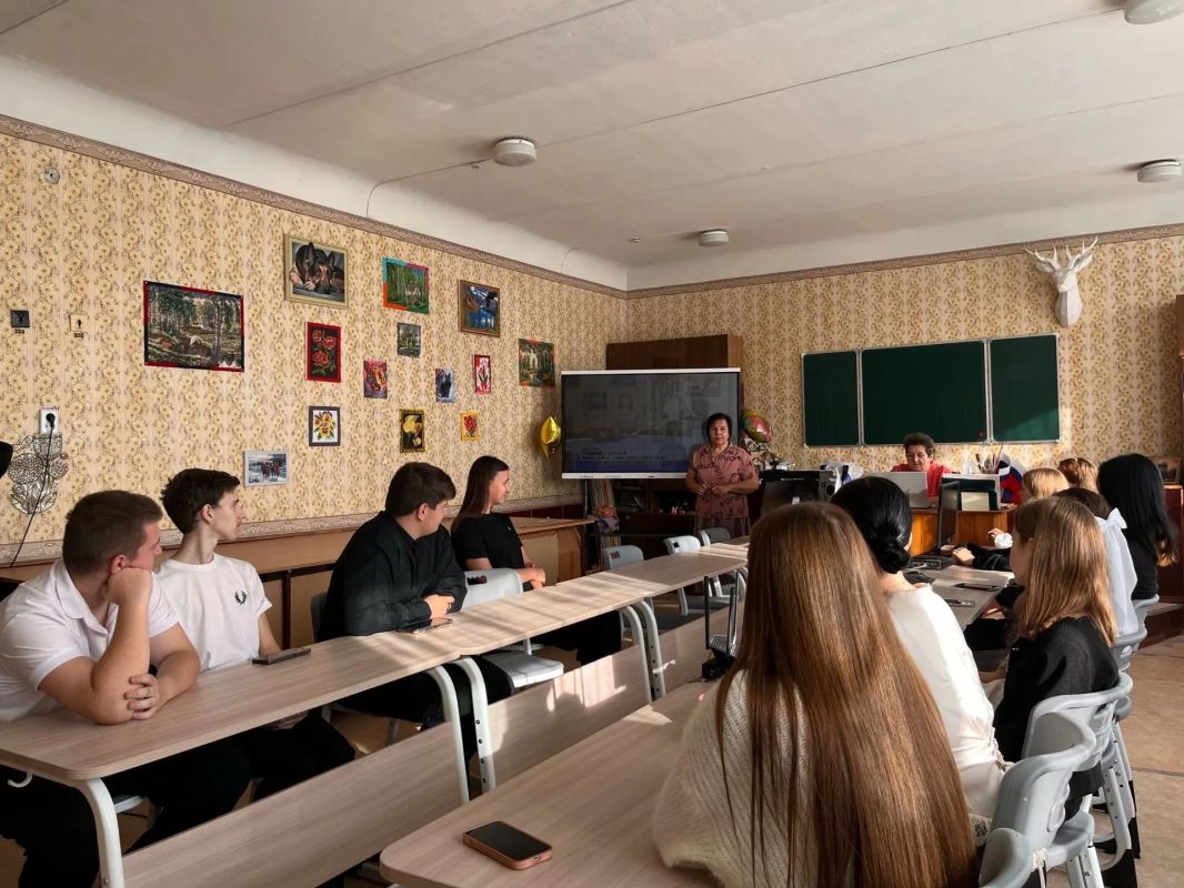 В школах Ждановки прошли занятия, посвященные Рихарду Зорге — выдающемуся советскому разведчику, чья деятельность стала образцом самоотверженного служения Родине В школах Ждановки прошли занятия, посвященные Рихарду Зорге — выдающемуся советскому разведчику, чья деятельность стала образцом самоотверженного служения Родине