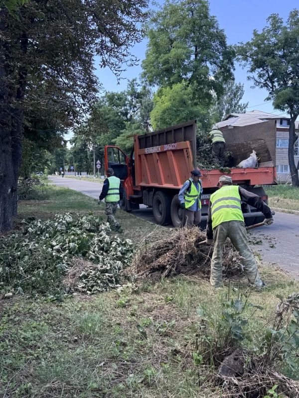 С заботой об округе. Всю минувшую неделю работники коммунального предприятия «Эко-Комфорт-Сервис» продолжали работу по благоустройству наших населенных пунктов С заботой об округе. Всю минувшую неделю работники коммунального предприятия «Эко-Комфорт-Сервис» продолжали работу по благоустройству наших населенных пунктов