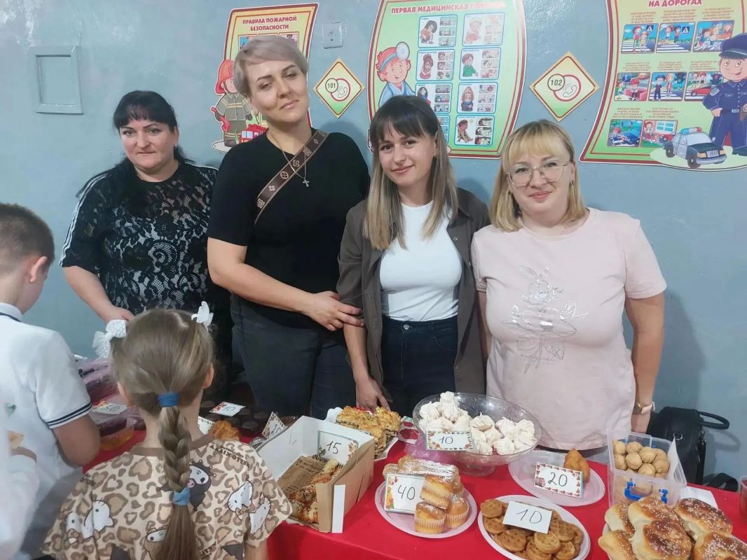 В ГБОУ "ЛИЦЕЙ "СПЕКТР" Г.О.ТОРЕЗ" прошла благотворительная ярмарка В ГБОУ "ЛИЦЕЙ "СПЕКТР" Г.О.ТОРЕЗ" прошла благотворительная ярмарка