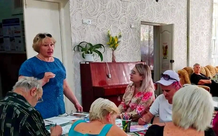 «Ты важна»: арт-терапевтическое занятие в Торезском центре соцобслуживания «Ты важна»: арт-терапевтическое занятие в Торезском центре соцобслуживания