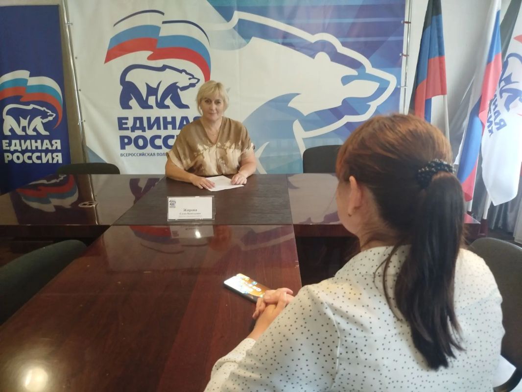 Состоялся прием граждан. Сегодня в общественной приёмной Партии «Единая Россия» города Тореза депутат Торезского городского совета Жирова Елена Васильевна провела прием граждан