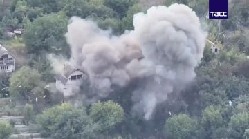 Су-34 уничтожили пункты временной дислокации и управления БПЛА ВСУ в Харьковской области и Дружковке в ДНР, сообщает МО