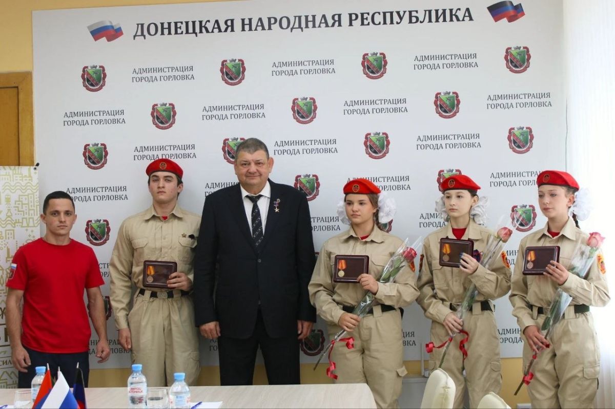 Иван Приходько: Сегодня вручил заслуженные награды юнармейцам Горловки – ребятам, для которых слова «долг», «честь» и «служение» – не пустой звук и не строчки из учебника, а жизненные ориентиры, подтверждённые реальными... Иван Приходько: Сегодня вручил заслуженные награды юнармейцам Горловки – ребятам, для которых слова «долг», «честь» и «служение» – не пустой звук и не строчки из учебника, а жизненные ориентиры, подтверждённые реальными...