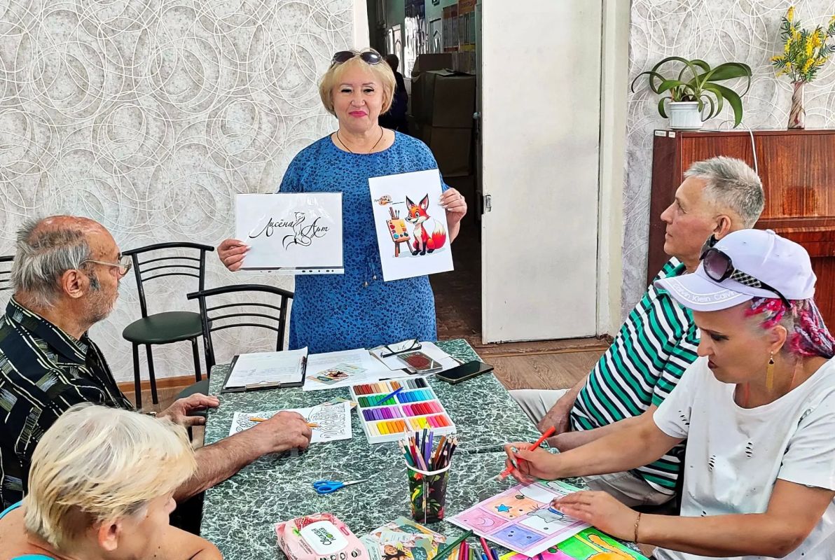 «Ты важна»: арт-терапевтическое занятие в Торезском центре соцобслуживания «Ты важна»: арт-терапевтическое занятие в Торезском центре соцобслуживания