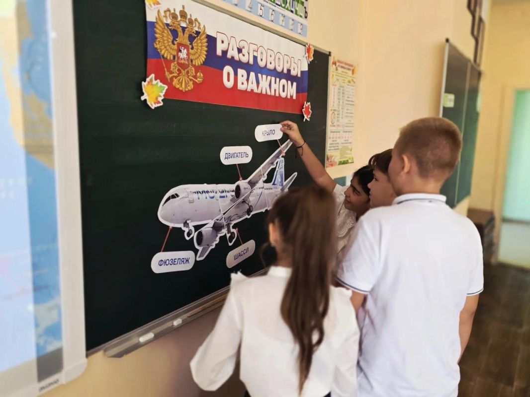 В школах Кировского прошли занятия проекта «Разговоры о важном» В школах Кировского прошли занятия проекта «Разговоры о важном»