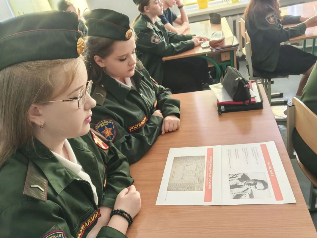 В школах Ждановки прошли занятия, посвященные Рихарду Зорге — выдающемуся советскому разведчику, чья деятельность стала образцом самоотверженного служения Родине В школах Ждановки прошли занятия, посвященные Рихарду Зорге — выдающемуся советскому разведчику, чья деятельность стала образцом самоотверженного служения Родине
