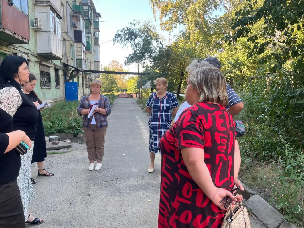 Заместитель главы администрации городского округа Дебальцево Оксана Козлова провела выездную рабочую встречу с жителями многоквартирного дома по улице Пушкина Заместитель главы администрации городского округа Дебальцево Оксана Козлова провела выездную рабочую встречу с жителями многоквартирного дома по улице Пушкина