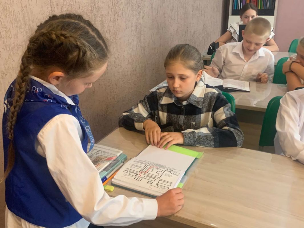 В рамках партийного проекта «Безопасные дороги» школьный отряд ЮИД «Автостоп» провёл важную профилактическую работу с учениками 1–5 классов В рамках партийного проекта «Безопасные дороги» школьный отряд ЮИД «Автостоп» провёл важную профилактическую работу с учениками 1–5 классов