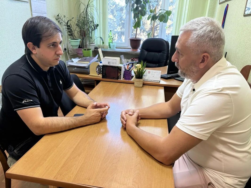 Заместитель главы Шахтерского муниципального округа и представитель Магаданской области обсудили планы по восстановлению Ждановки