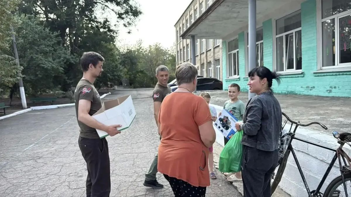 Помощник депутата Московской городской Думы Антон Поплавский, заместитель главы муниципального образования Юлия Михайленко и участник Народного фронта Антон Красильников откликнулись на просьбу о помощи семье, оказавшейся в... Помощник депутата Московской городской Думы Антон Поплавский, заместитель главы муниципального образования Юлия Михайленко и участник Народного фронта Антон Красильников откликнулись на просьбу о помощи семье, оказавшейся в...