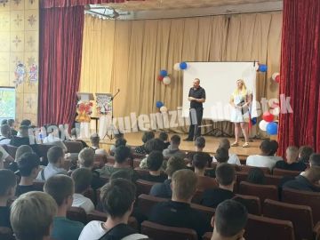 Сотрудники управления опеки и попечительства администрации г.о. Донецк совместно с начальником УУ ПДН Отдела полиции № 9 УМВД России «Донецкое» по обслуживанию Пролетарского района провели мероприятиелекцию для детей...