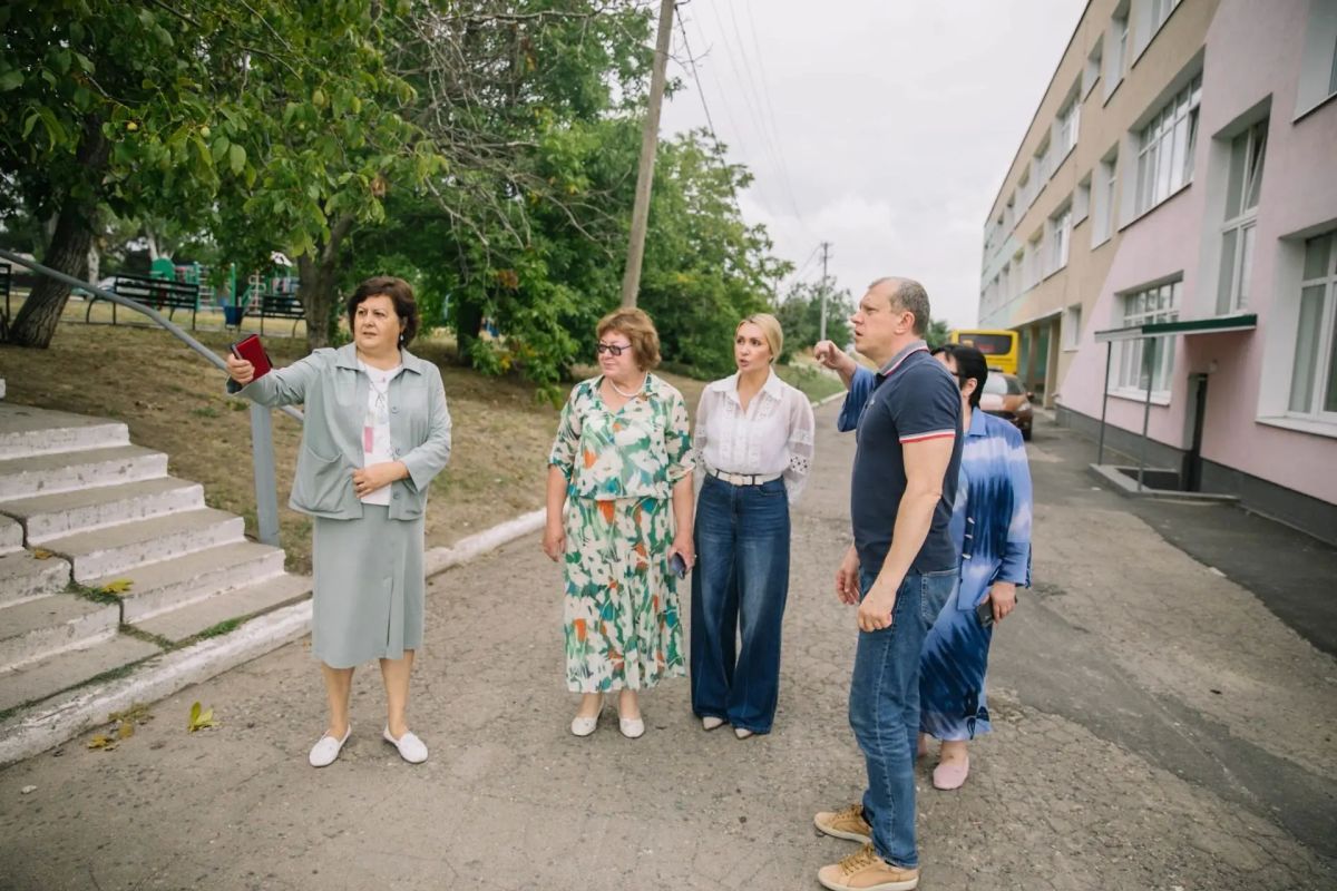 Антон Кольцов: Ознакомился с проектом строительства стадиона на пришкольной территории средней школы №46 Антон Кольцов: Ознакомился с проектом строительства стадиона на пришкольной территории средней школы №46
