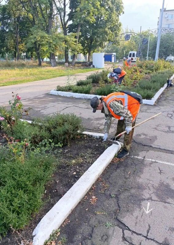 Коммунальщики Снежного продолжают благоустраивать территории общего пользования Коммунальщики Снежного продолжают благоустраивать территории общего пользования