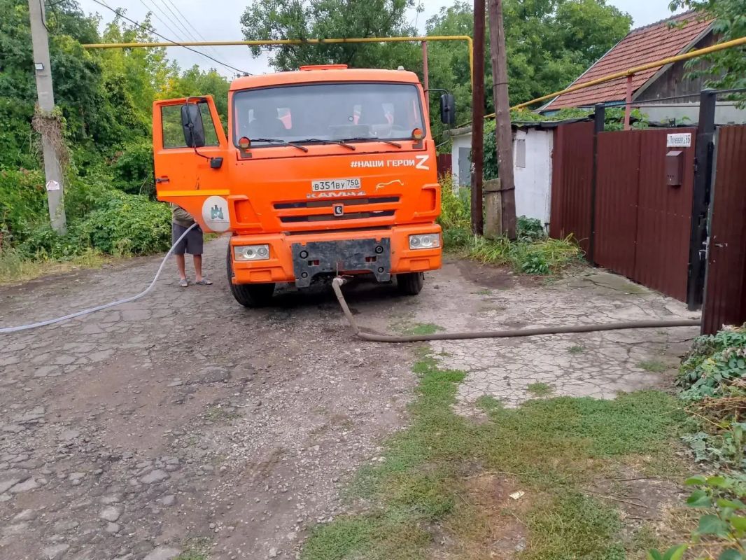 В Кировском внутригородском районе при поддержке региона-шефа Московская область продолжается подвоз воды для жителей домов, в которые в установленный графиком день не поступила вода В Кировском внутригородском районе при поддержке региона-шефа Московская область продолжается подвоз воды для жителей домов, в которые в установленный графиком день не поступила вода
