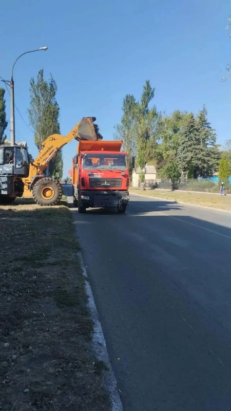 С заботой об округе. На минувшей рабочей неделе коллектив Ясиноватского жилищно-эксплуатационного комбината продолжал комплексную работу по благоустройству округа, стараясь создать в наших населенных пунктах территорию уюта... С заботой об округе. На минувшей рабочей неделе коллектив Ясиноватского жилищно-эксплуатационного комбината продолжал комплексную работу по благоустройству округа, стараясь создать в наших населенных пунктах территорию уюта...