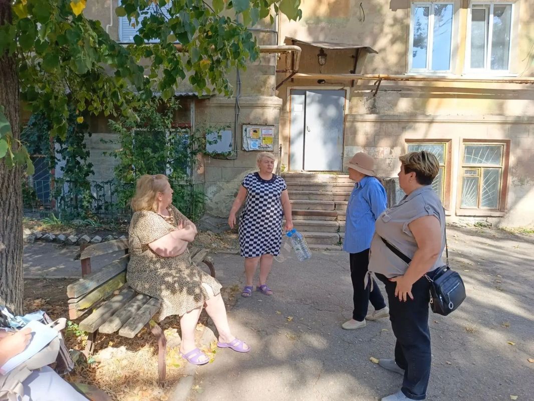 Начальник Зугрэсского территориального отдела Наталья Марушка провела встречу в городе Зугрэс, по улице Пушкина, д. 8 Начальник Зугрэсского территориального отдела Наталья Марушка провела встречу в городе Зугрэс, по улице Пушкина, д. 8