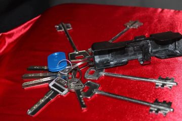 Заместитель главы администрации городского округа Горловка Светлана Кудинова вручила ключи от восстановленных квартир