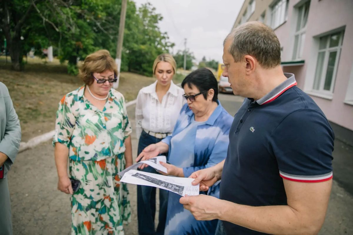 Антон Кольцов: Ознакомился с проектом строительства стадиона на пришкольной территории средней школы №46