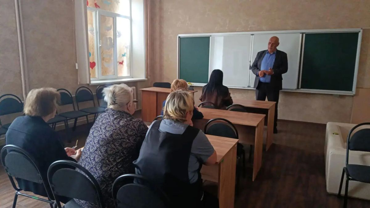 15 сентября депутат Макеевского городского совета Донецкой Народной Республики первого созыва Олег Венжега провел встречу с жителями Советского внутригородского района городского округа Макеевка в помещении Основной школы №... 15 сентября депутат Макеевского городского совета Донецкой Народной Республики первого созыва Олег Венжега провел встречу с жителями Советского внутригородского района городского округа Макеевка в помещении Основной школы №...