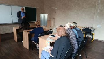 15 сентября депутат Макеевского городского совета Донецкой Народной Республики первого созыва Олег Венжега провел встречу с жителями Советского внутригородского района городского округа Макеевка в помещении Основной школы №...