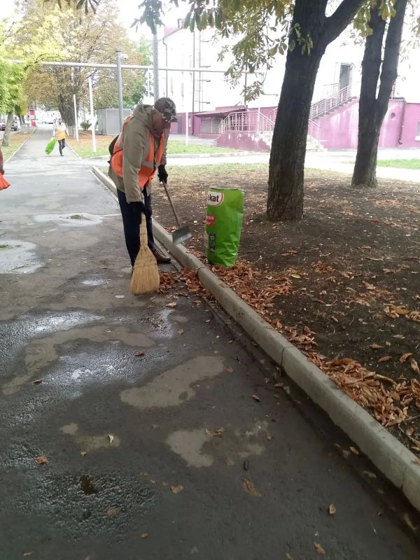 Коммунальщики Снежного продолжают благоустраивать территории общего пользования Коммунальщики Снежного продолжают благоустраивать территории общего пользования