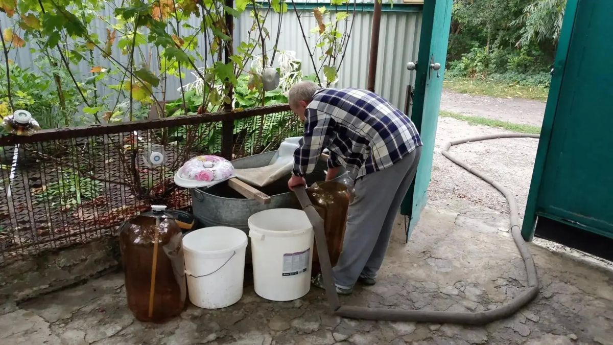 В Кировском внутригородском районе при поддержке региона-шефа Московская область продолжается подвоз воды для жителей домов, в которые в установленный графиком день не поступила вода В Кировском внутригородском районе при поддержке региона-шефа Московская область продолжается подвоз воды для жителей домов, в которые в установленный графиком день не поступила вода