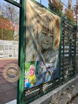 В память об Ангеле. Отец 6-летней Илоны Ольховой, погибшей после массированного обстрела из РСЗО «Град» района ТРЦ «Донецк Сити» 1 сентября 2023 года, своими руками обустроил баскетбольную площадку, чтобы здесь могли играть...