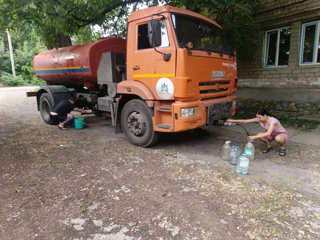 Сегодня, 14 сентября, в Кировском внутригородском районе при поддержке региона-шефа Московская область произведен подвоз воды в жилом массиве «Путь Ильича» для жителей улиц Кальмана, Тихая, Алексеева, Матросова Сегодня, 14 сентября, в Кировском внутригородском районе при поддержке региона-шефа Московская область произведен подвоз воды в жилом массиве «Путь Ильича» для жителей улиц Кальмана, Тихая, Алексеева, Матросова
