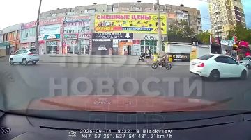 Двухколесные подростки без шлемов "выскакивают" под колеса автомобилей