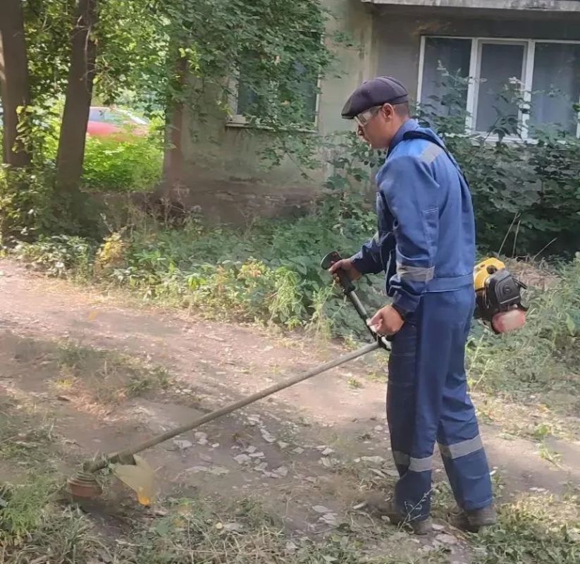 Сегодня, 14 сентября, с целью приведения территории в надлежащее санитарное состояние в Кировском внутригородском районе города Макеевки силами Макеевского филиала НКО «ЕДИНЫЙ РЕГИОНАЛЬНЫЙ ФОНД ПО УПРАВЛЕНИЮ МНОГОКВАРТИРНЫМИ...