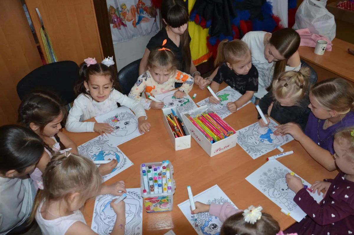 Планета в детских руках!. В преддверии Международного Дня мира воспитанники студии «Школа моделей» Дворца культуры им. Ленина города Комсомольское приняли участие в творческом мероприятии «Улыбнись, планета» Планета в детских руках!. В преддверии Международного Дня мира воспитанники студии «Школа моделей» Дворца культуры им. Ленина города Комсомольское приняли участие в творческом мероприятии «Улыбнись, планета»