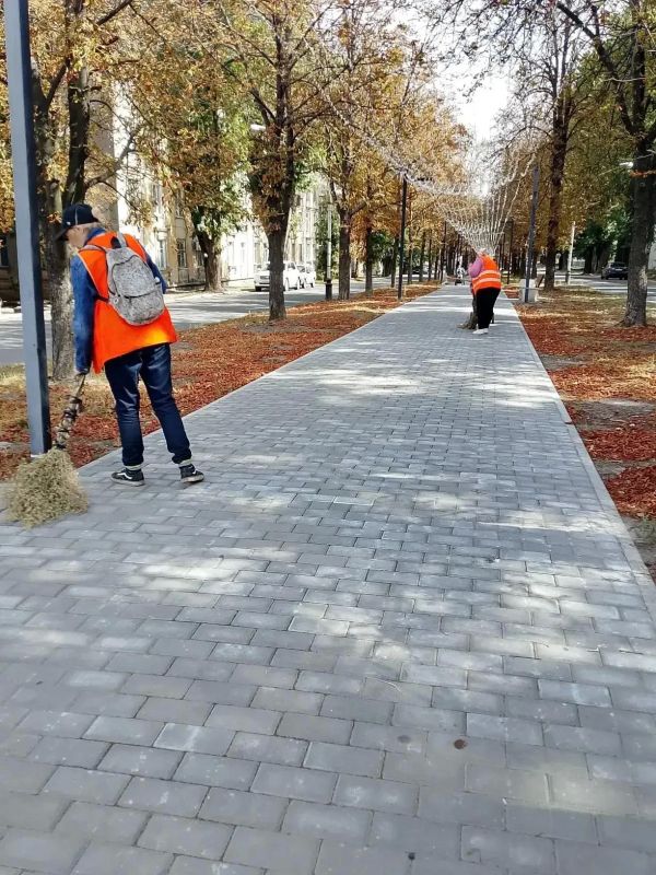 С заботой об округе. На минувшей рабочей неделе коллектив Ясиноватского жилищно-эксплуатационного комбината продолжал комплексную работу по благоустройству округа, стараясь создать в наших населенных пунктах территорию уюта... С заботой об округе. На минувшей рабочей неделе коллектив Ясиноватского жилищно-эксплуатационного комбината продолжал комплексную работу по благоустройству округа, стараясь создать в наших населенных пунктах территорию уюта...