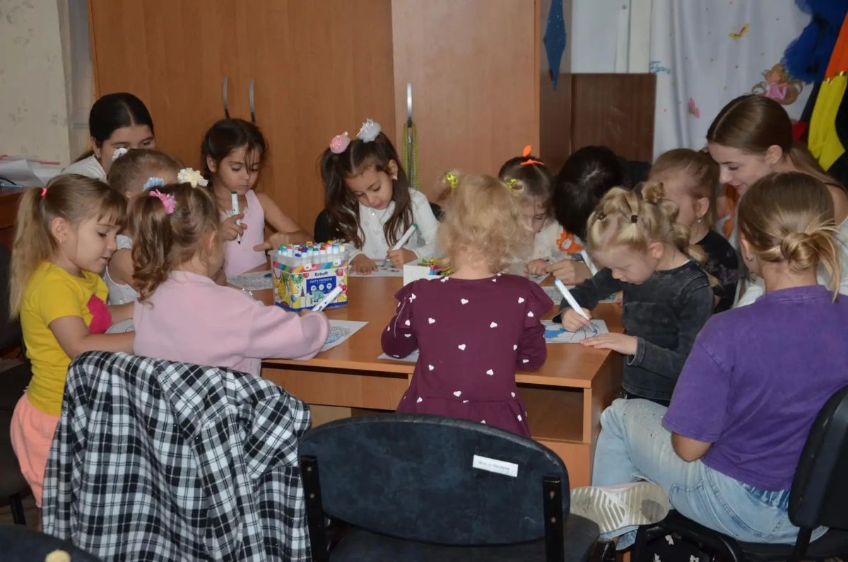 Планета в детских руках!. В преддверии Международного Дня мира воспитанники студии «Школа моделей» Дворца культуры им. Ленина города Комсомольское приняли участие в творческом мероприятии «Улыбнись, планета» Планета в детских руках!. В преддверии Международного Дня мира воспитанники студии «Школа моделей» Дворца культуры им. Ленина города Комсомольское приняли участие в творческом мероприятии «Улыбнись, планета»