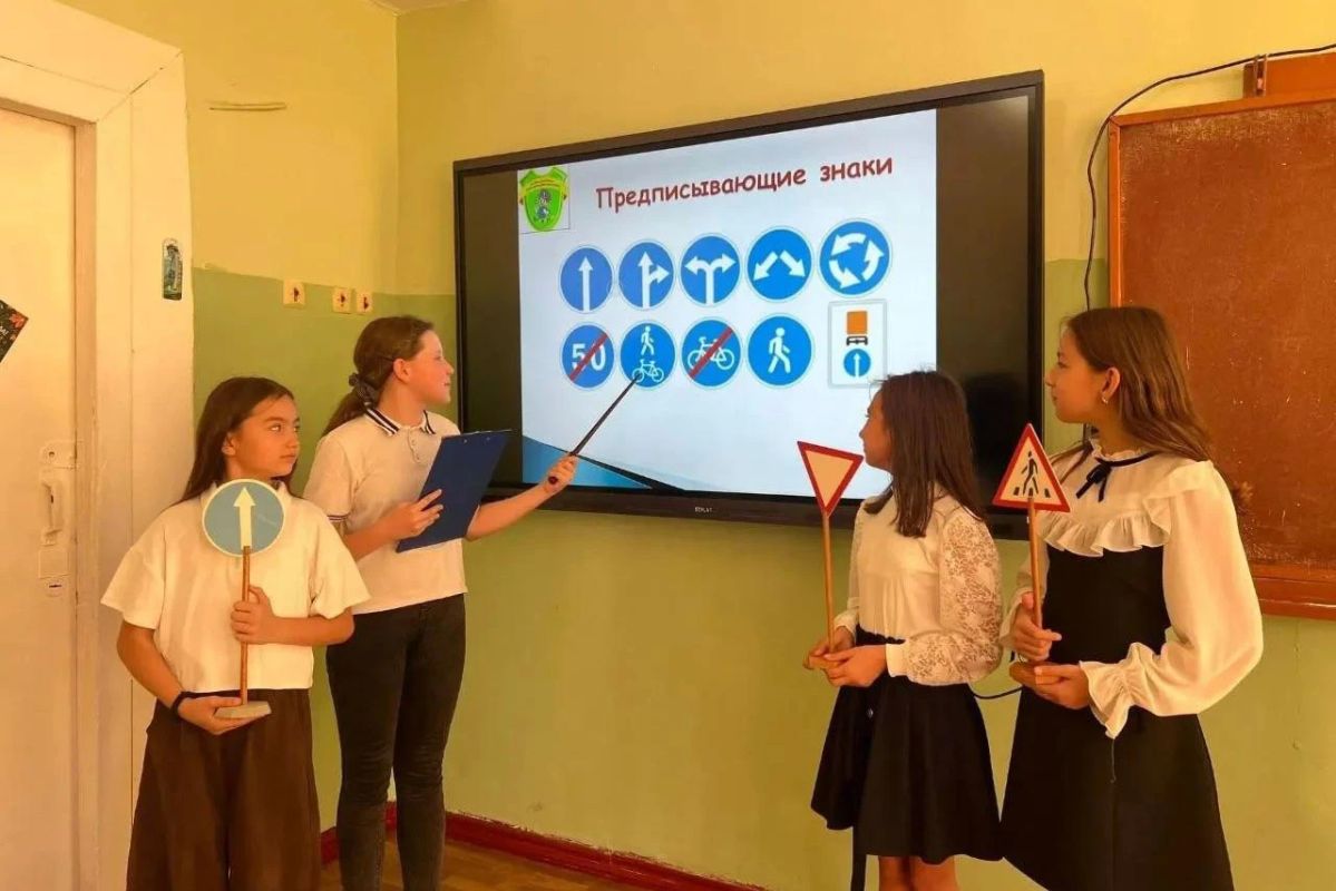 В школах Снежного продолжаются уроки безопасности по партпроекту Единой России «Безопасные дороги» В школах Снежного продолжаются уроки безопасности по партпроекту Единой России «Безопасные дороги»