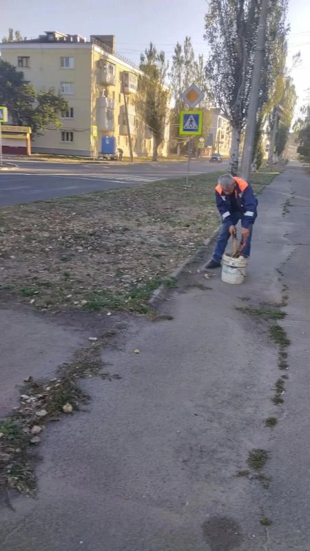 С заботой об округе. На минувшей рабочей неделе коллектив Ясиноватского жилищно-эксплуатационного комбината продолжал комплексную работу по благоустройству округа, стараясь создать в наших населенных пунктах территорию уюта...