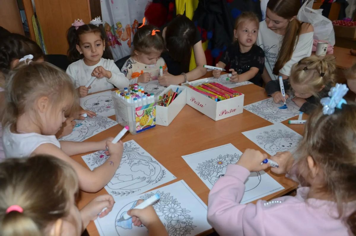 Планета в детских руках!. В преддверии Международного Дня мира воспитанники студии «Школа моделей» Дворца культуры им. Ленина города Комсомольское приняли участие в творческом мероприятии «Улыбнись, планета» Планета в детских руках!. В преддверии Международного Дня мира воспитанники студии «Школа моделей» Дворца культуры им. Ленина города Комсомольское приняли участие в творческом мероприятии «Улыбнись, планета»