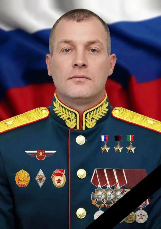 Юрий Котенок: Скорбная новость.. Погиб командир 4-й отдельной гвардейской мотострелковой бригады гвардии генерал-майор Антон Грунис. Две недели назад он был награжден Президентом РФ золотой звездой Героя России