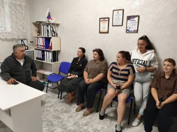 Сегодня, 15 сентября Роман Грицай начальник Пелагеевского территориального отдела администрации городского округа Торез, провел встречу с трудовым коллективом ГБДОУ «Детский сад № 31 «Радость»